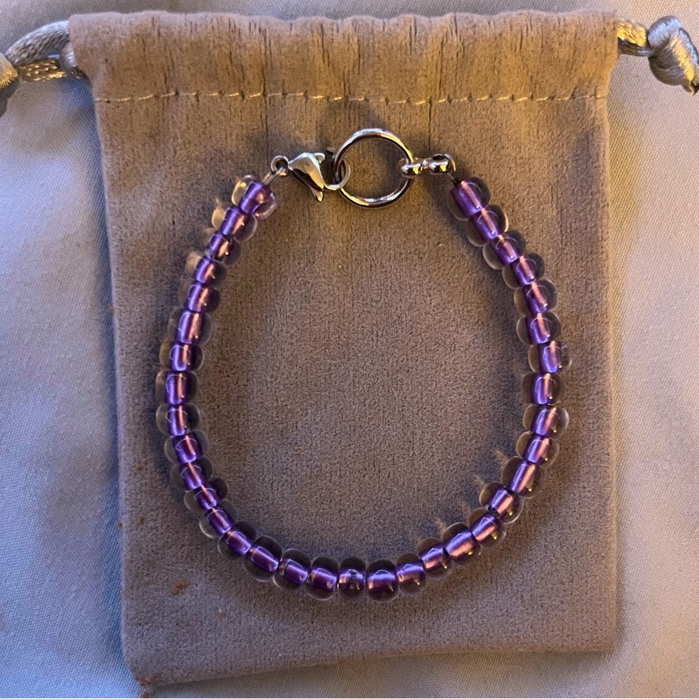 Glass beads, beautiful clear/purple bracelet